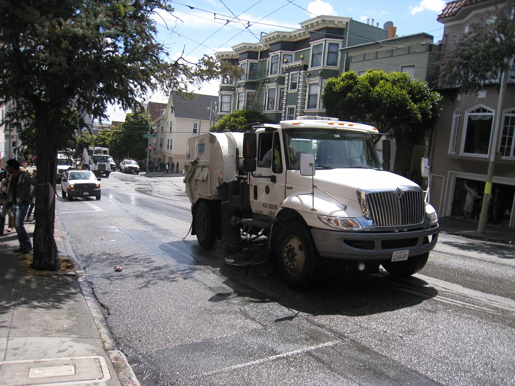 2011 Bay to Breakers Sunday 0905.JPG - I was able to participate in the 2011, 100th anniversary of the San Francisco Bay to Breakers 12K race. A great weekend for sight seeing and racing.